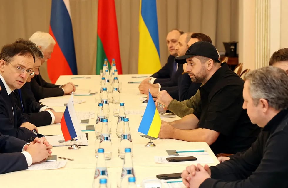 Ucrania y Rusia en la primera reunión de conversaciones en un palacio bielorruso
