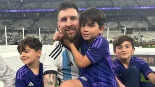 Lionel Messi y sus tres hijos tras ganar el Mundial de Qatar.