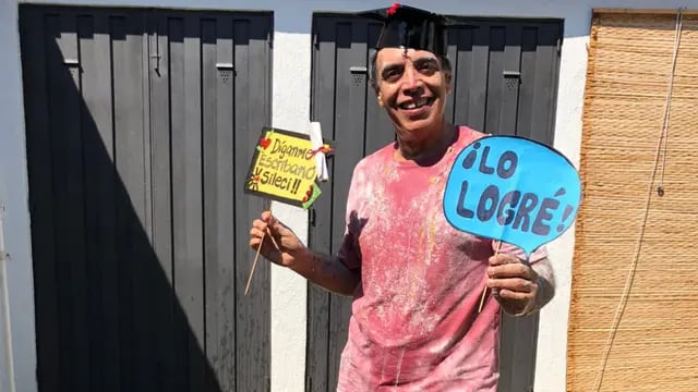 Daniel se recibió de escribano a los 59 años, después de estudiar la carrera en Tucumán desde Mendoza y viajando 13 horas para rendir parciales. Foto: Gentileza