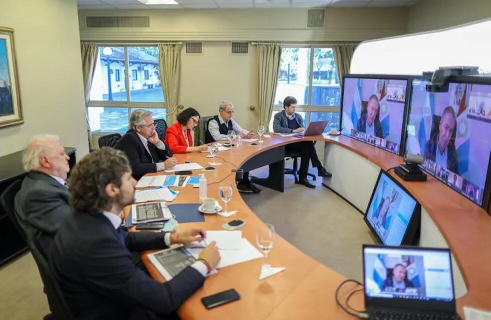 El presidente Alberto Fernández mantiene una videoconferencia con los gobernadores provinciales, antes de anunciar una nueva extensión de la cuarentena. (Presidencia)