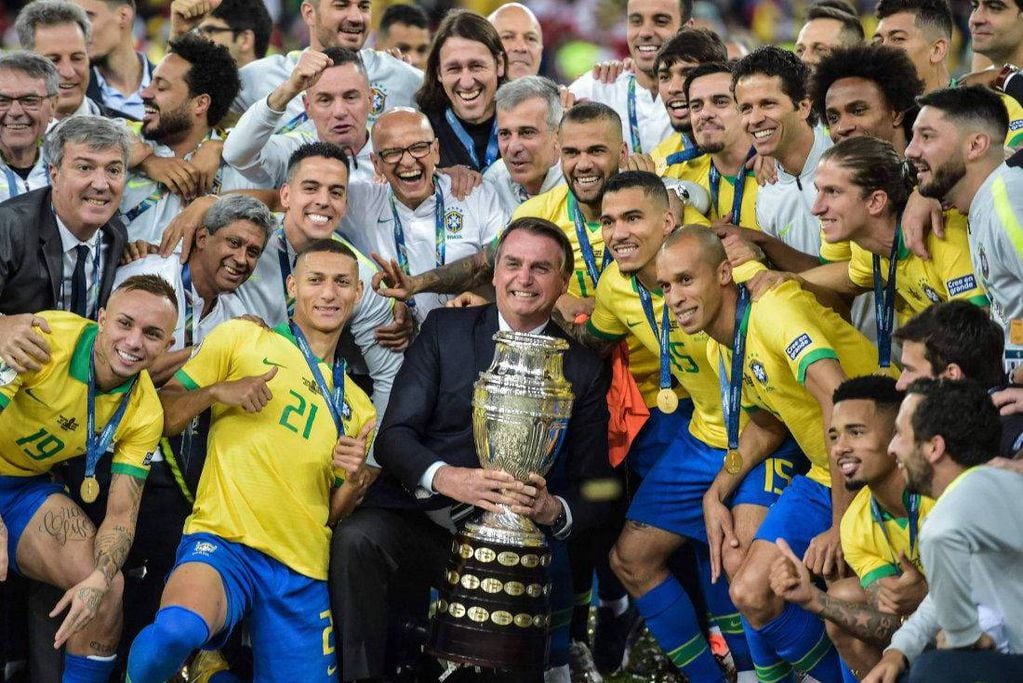 En 2019, Bolsorano levantó la Copa América junto al plantel de Brasil.