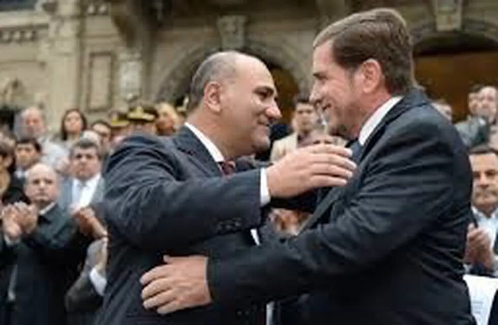 El gobernador Manzur se funde en un abrazo con Driollet, tras la asunción de éste último como Secretario de Lucha contra el Narcotráfico.