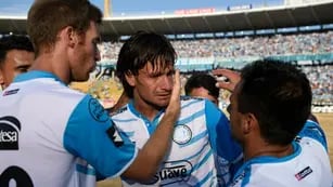 Bolatti y "el Picante" Pereyra saludan a Mauro Obolo en su despedida con la camiseta de Belgrano. (foto: Ramiro Pereyra)
