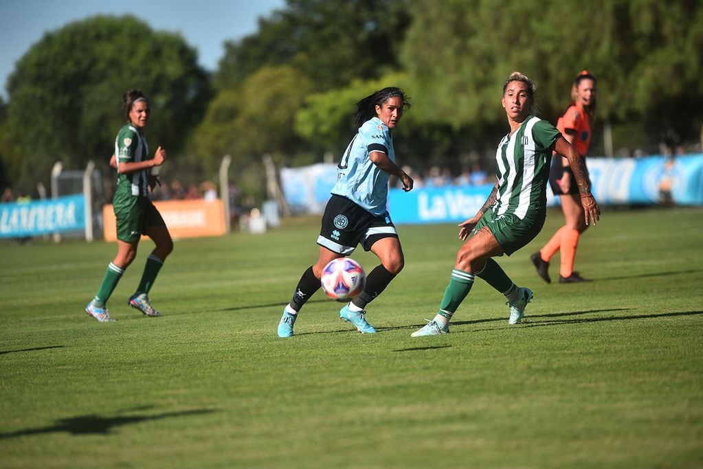 Futbol femenino entre Belgrano y Excursionistas  Foto: (Pedro Castillo / La Voz)