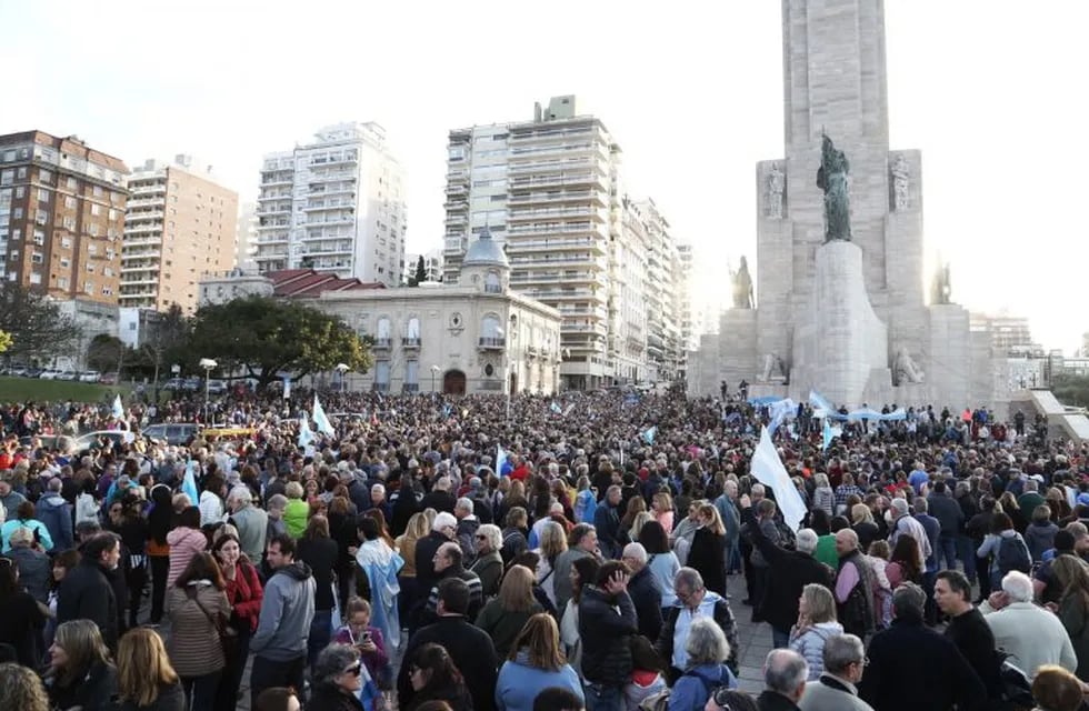 Gran convocatoria en Rosario en apoyo a Macri (@_charlycardozo)