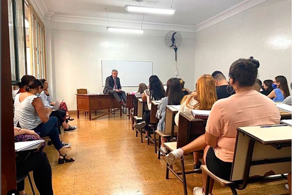 Alberto Fernández al frente de una de sus clases presenciales de la UBA. Foto: Instagram / alferdezok.