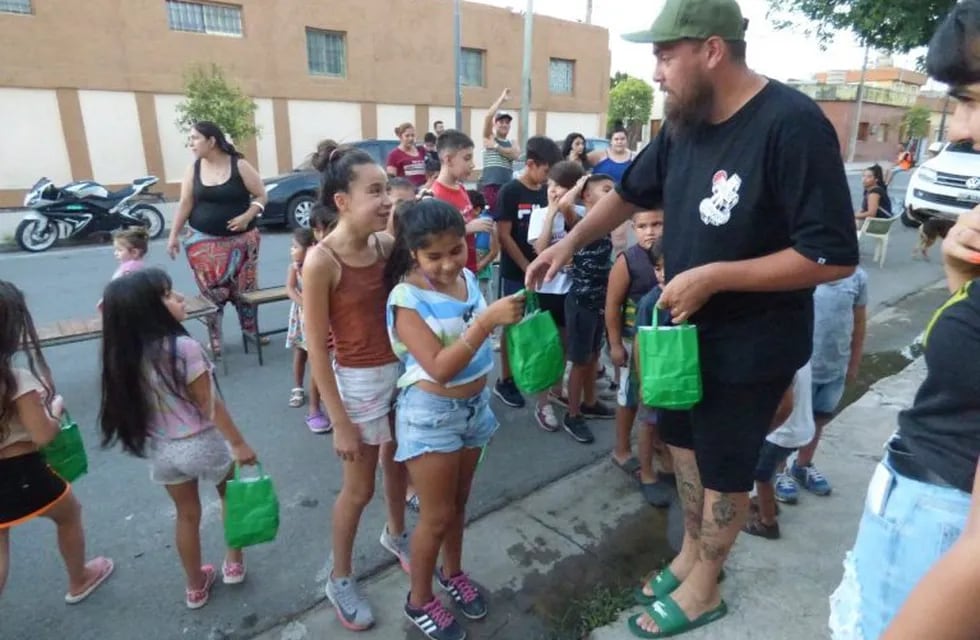 Juan Balquinta en su rol de ayuda en un evento en el merendero que está ubicado en barrio San Vicente