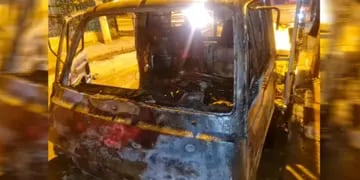 Auto quemado en Alta Córdoba