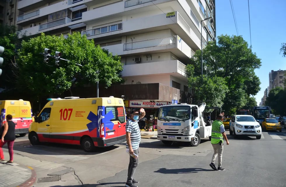 Córdoba: un lesionado y 50 autoevacuados por un incendio en el octavo piso de un edificio en la calle 27 de Abril al 200.
