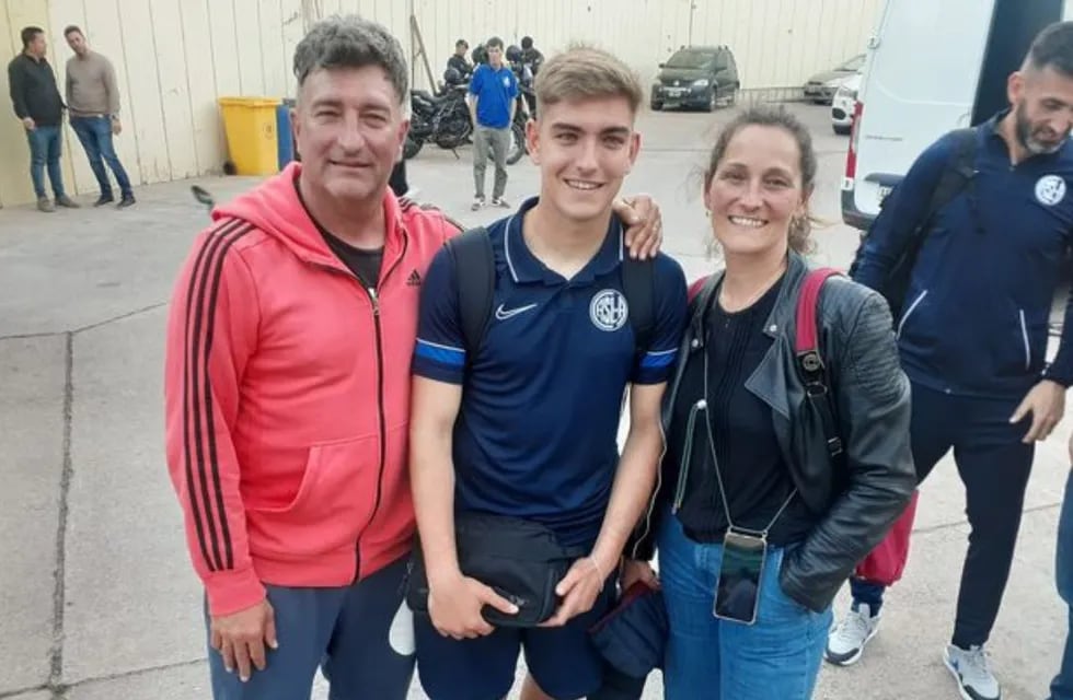 Francisco Perruzzi, con su papá Marcelo y su mamá Inés, cuando San Lorenzo jugó contra Godoy Cruz en el Malvinas Argentinas.