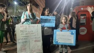 Manifestación de familiares y profesionales en reclamo del pago de las prestaciones por discapacidad en Rafaela