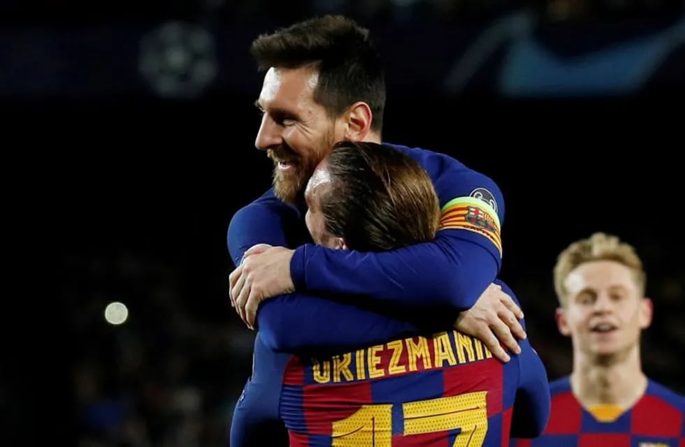 Llegó el esperado abrazo entre Messi y Griezmann. (Foto: REUTERS/Albert Gea)