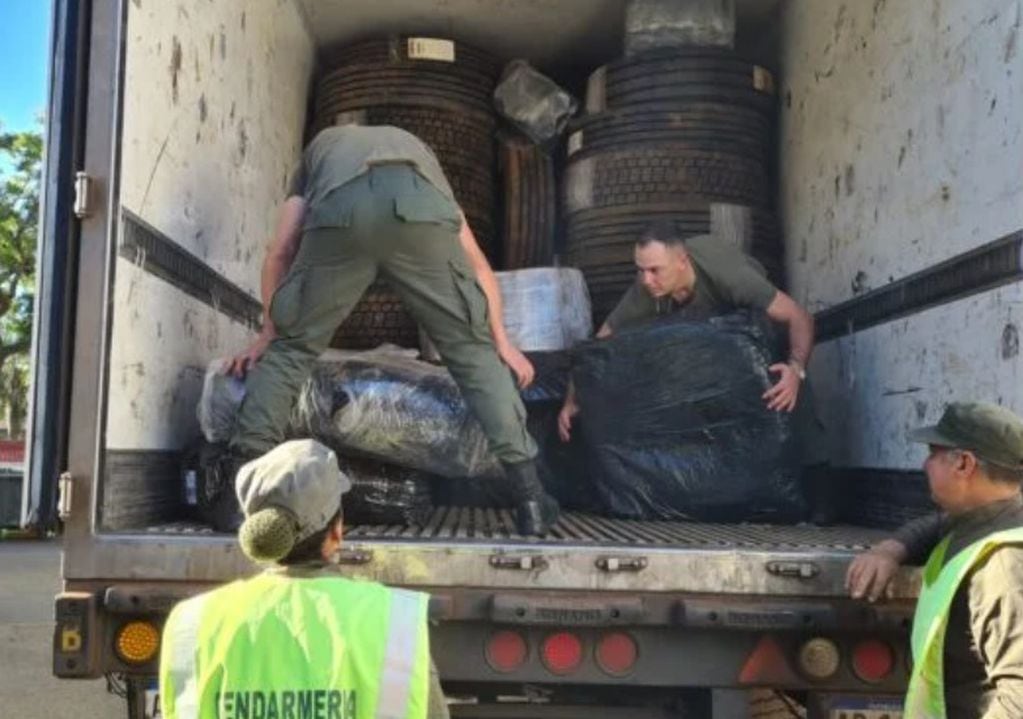 Secuestran contrabando de neumáticos en Posadas.