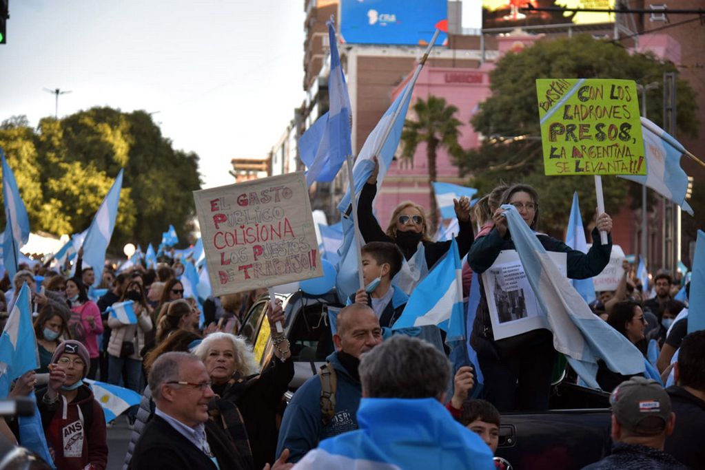 Un grupo de personas se convocó en el Patio Olmos para protestar contra el gobierno (Facundo Luque / La Voz)