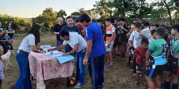Hicieron entrega de Personería Jurídica a Escuelitas de Fútbol en barrios de Iguazú