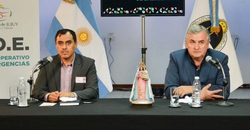 El Dr. Gutiérrez y el gobernador Morales, al presentar el informe N° 40 del COE.
