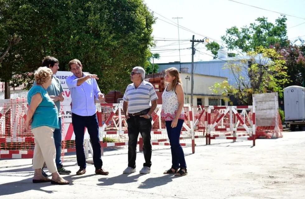 El intendente, Julio Garro, recorrió obras hidráulicas junto a vecinos de Tolosa y Ringuelet (Twitter Julio Garro)