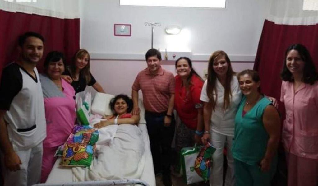 Francesca recién nacida en Eldorado, con su mamá Yamila, y la visita del ministro de Salud, Oscar Alarcón. (Stop en Línea)