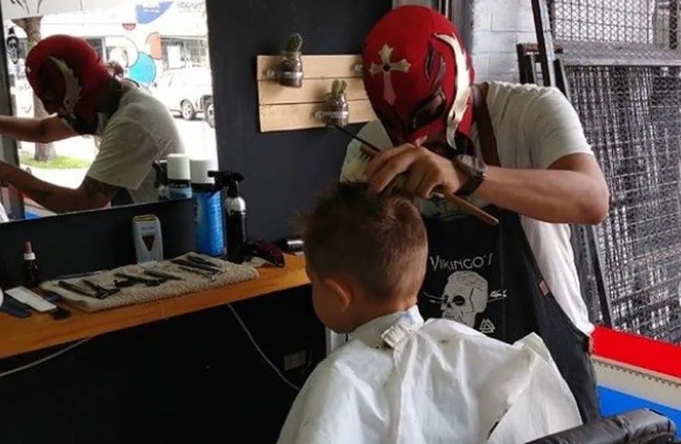 Peluquero enmascarado ofrece cortes de pelo a cambio de abrigo para los más necesitados.(Instagram/ elpeluqueroenmascarado)
