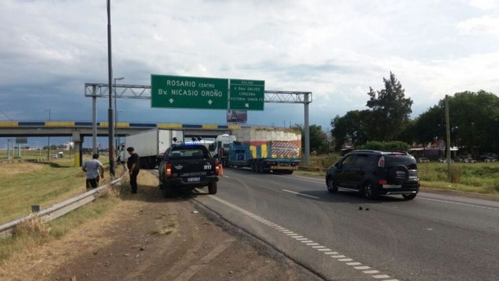 La colisión frontal ocurrió en la autopista, a metros de Circunvalación. (Twitter)