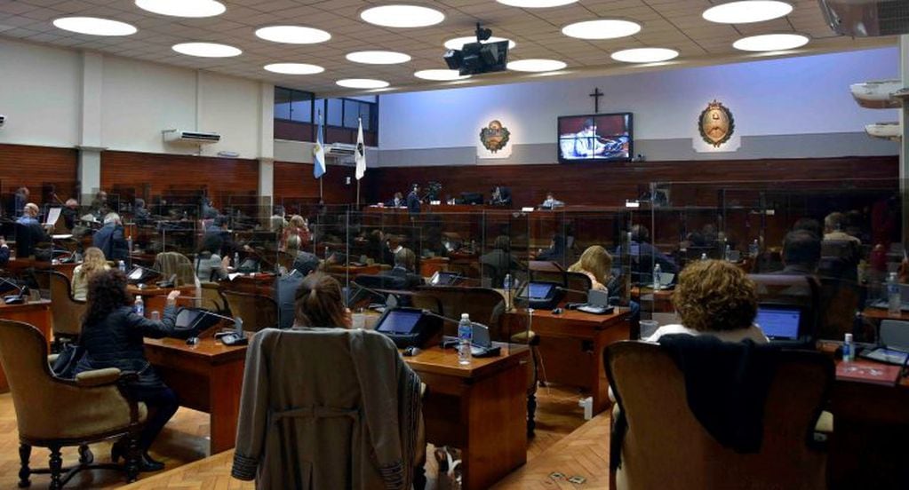 El recinto de sesiones de la Legislatura de Jujuy presenta un nuevo aspecto, dado por las protecciones vidriadas instaladas en las bancas de los legisladores.