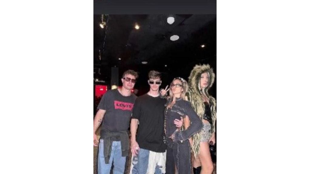 La foto que habría confirmado la nueva relación de Julieta Poggio. Su nuevo novio sería el chico de la camisa negra al lado de la artista.