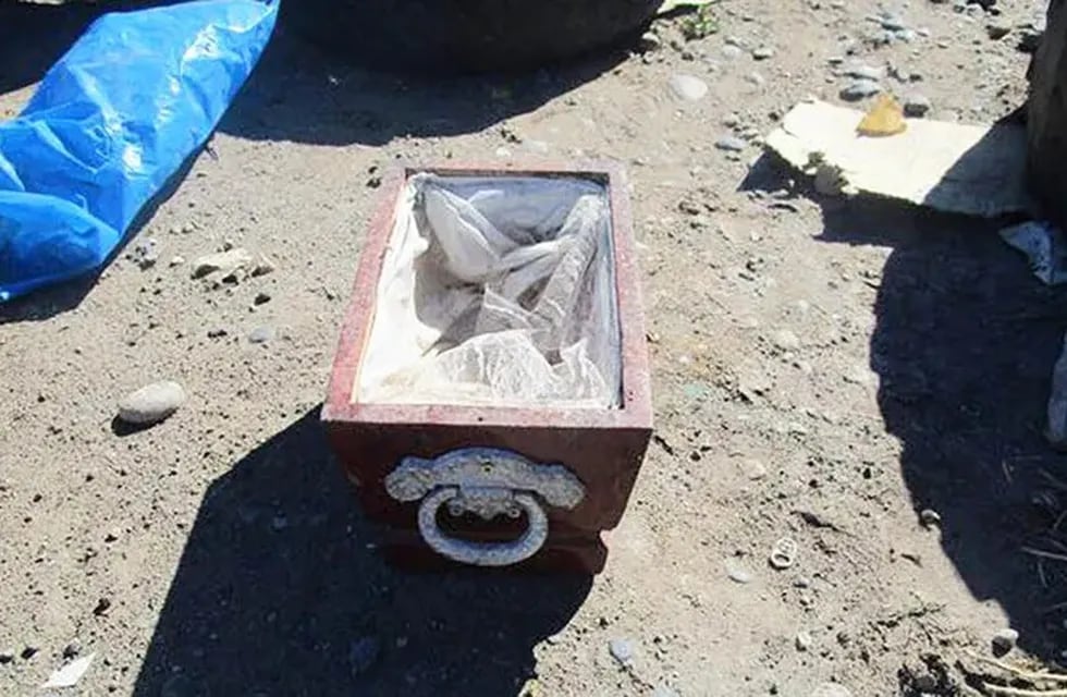 Un hombre encontró el ataúd de un bebé cuando fue a tirar sus residual al basurero de Cipolletti.