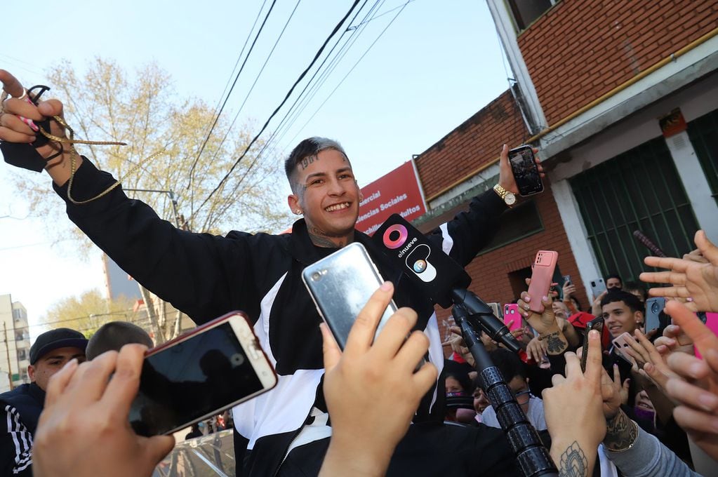 L-Gante fue a votar y una multitud lo esperaba para poder saludarlo