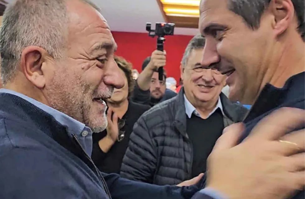 Elecciones 2023: Luis Juez saluda a Guillermo Cavigliasso, intendente elector de General Cabrera. (La Voz)