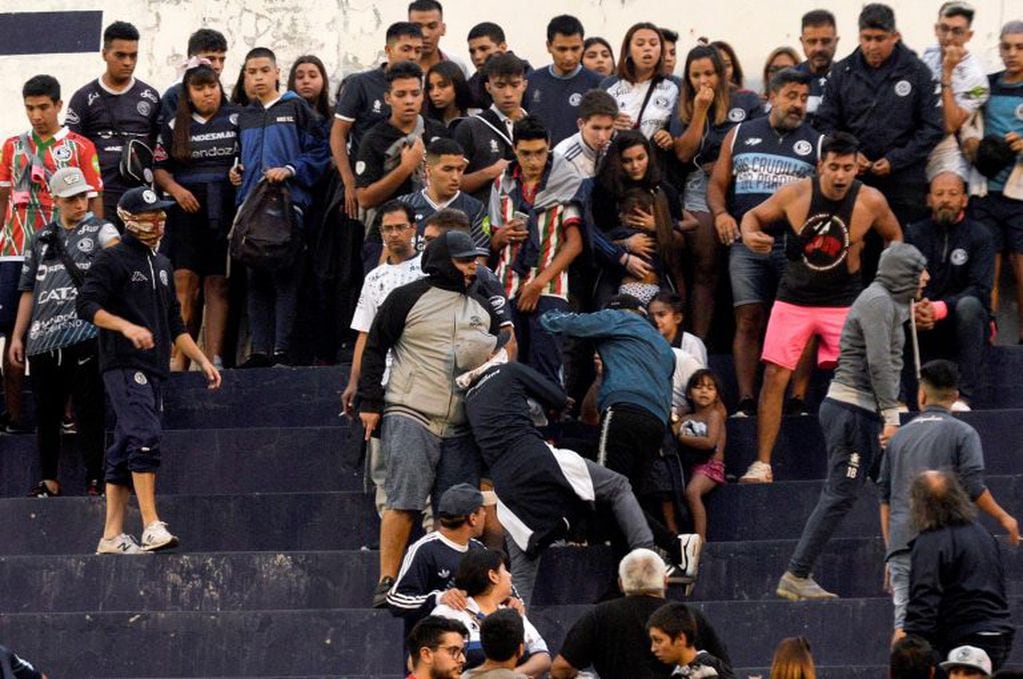 Incidentes en la popular de Independiente Rivadavia en el partido ante Atlanta.