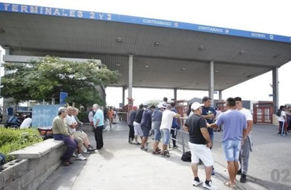 Decenas de fileteros bloquearon las terminales 2 y 3 del Puerto de Mar del Plata (Foto: 0223)