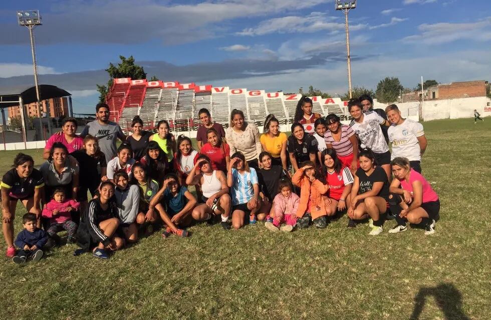 El Juliano formó su primer equipo femenino de fútbol.