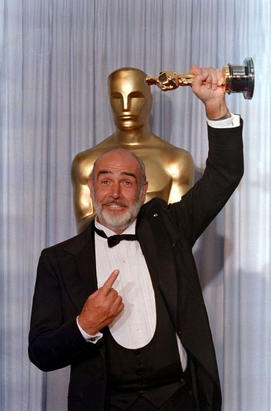 El actor Sean Connery posa con su Oscar (Foto: REUTERS/Bob Riha/File Photo)