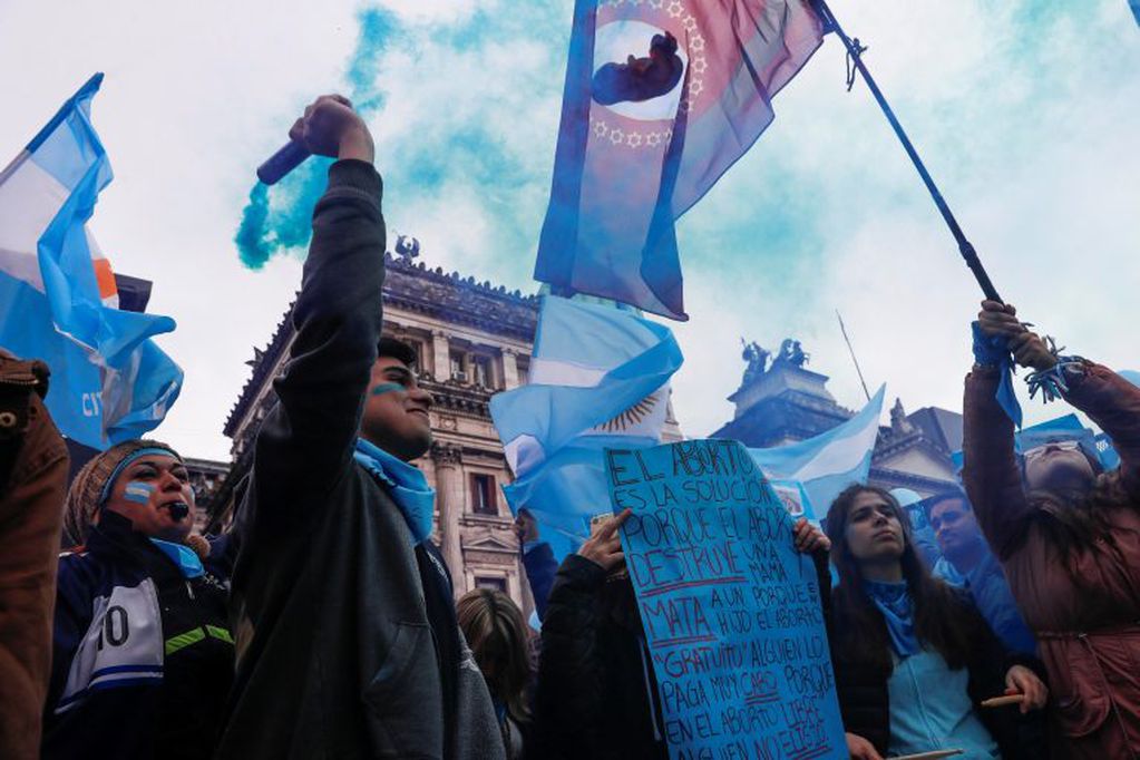 Centenares de personas contrarias a la ley del aborto se manifiestan en el exterior del Senado en Buenos Aires (Argentina) hoy, miércoles 08 de agosto de 2018.
 EFE/David Fernández