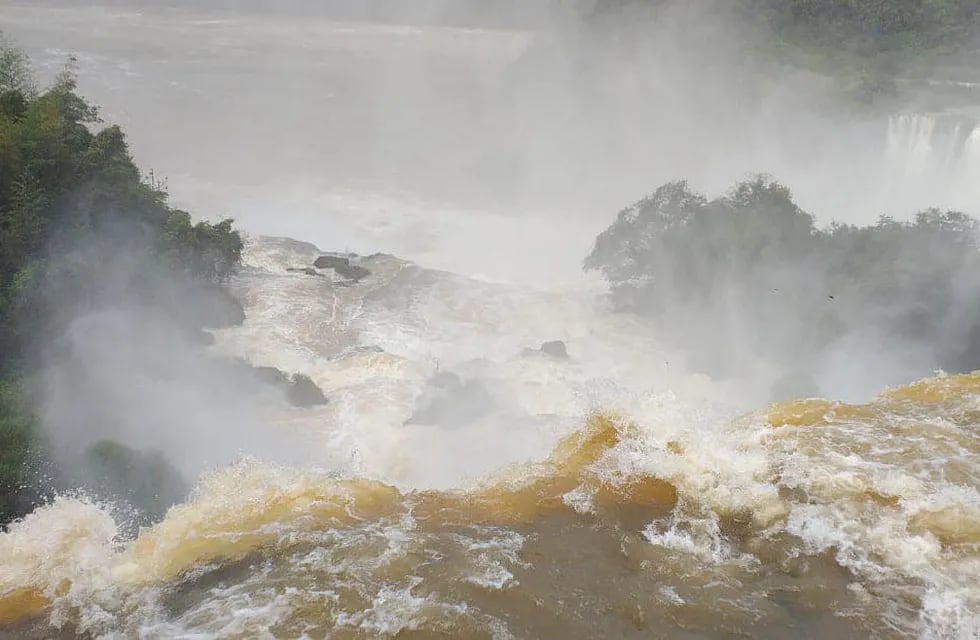 Cerraron temporalmente las Cataratas del Iguazú debido a una crecida histórica del río.