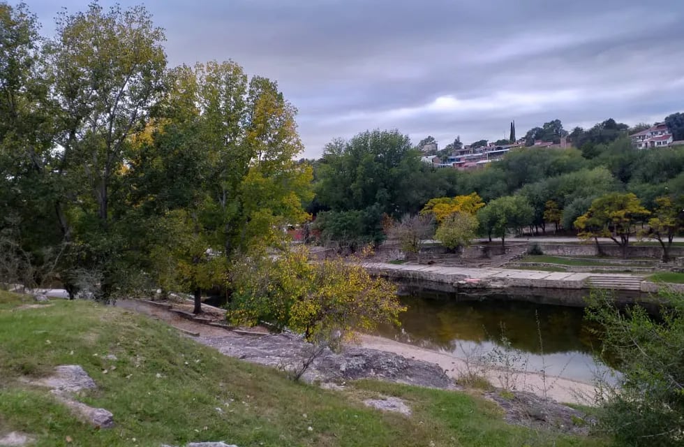 Villa Carlos Paz en otoño, a orillas del río en "El Fantasio". (Abril 2021).