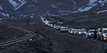 Kilómetros de autos en la ruta nacional 7 de alta montaña, esperando cruzar a Chile.