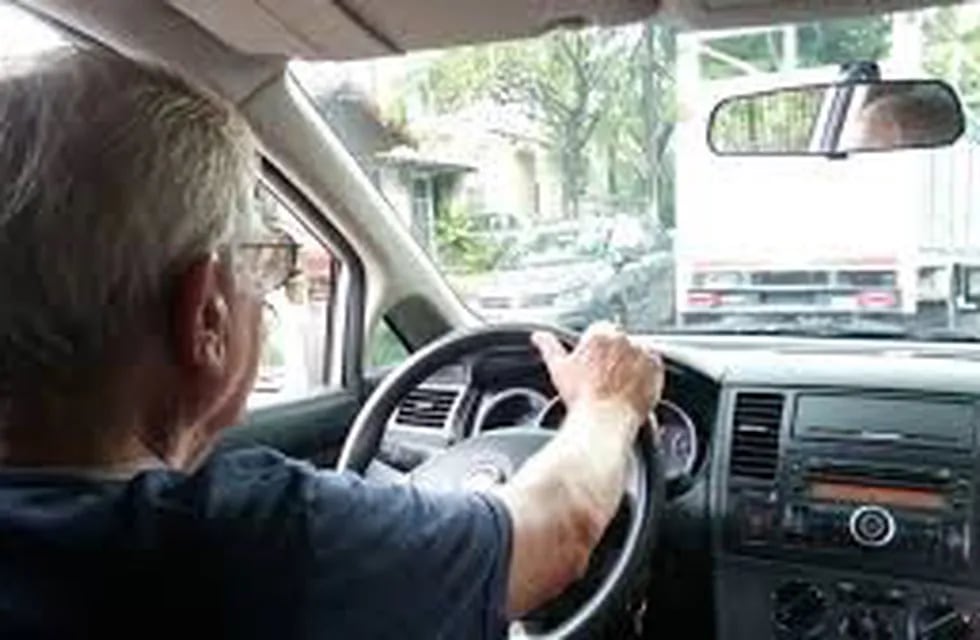 Adulto mayor al volante. (Foto: web).