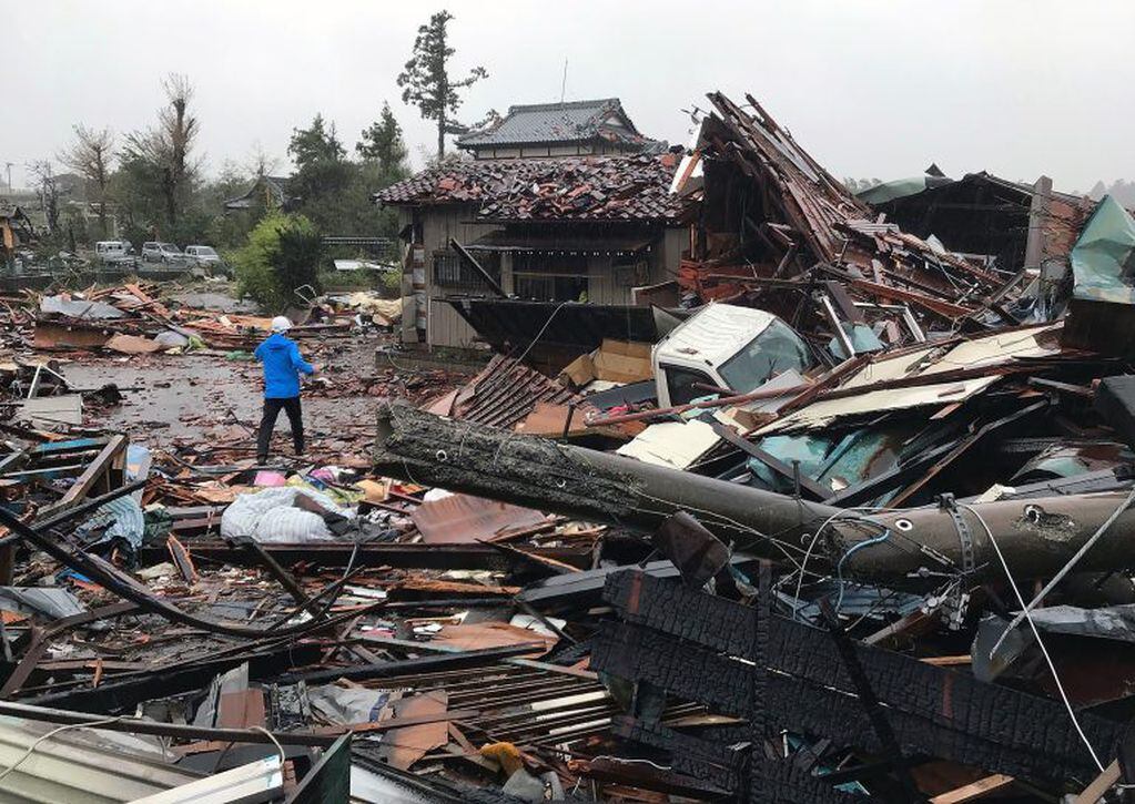 En la ciudad de Ichihara, la tormenta provocó la formación de un tornado que arrancó parte de los tejados de al menos nueve viviendas y desplomó otra.