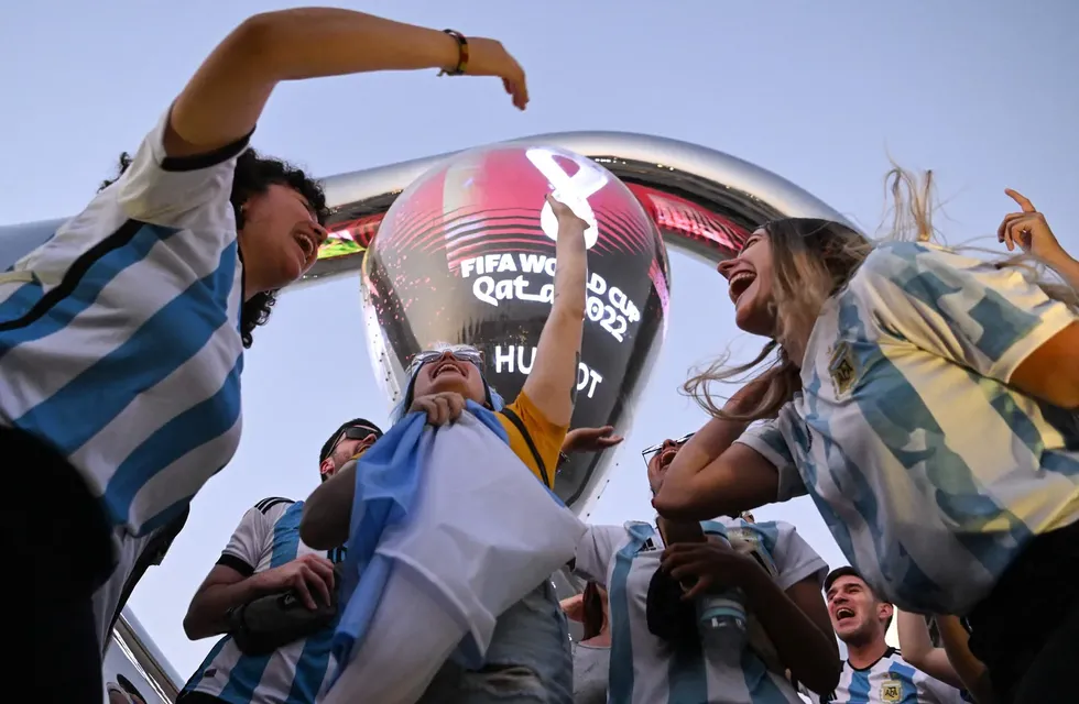 Con el color característico y la pasión a flor de piel, los fanáticos argentinos se hacen notar en la previa a la final