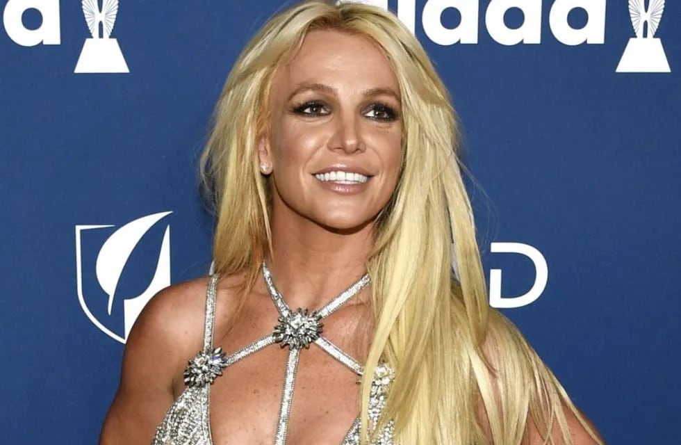 Britney Spears se filmó modelando el vestido más escotado de su armario