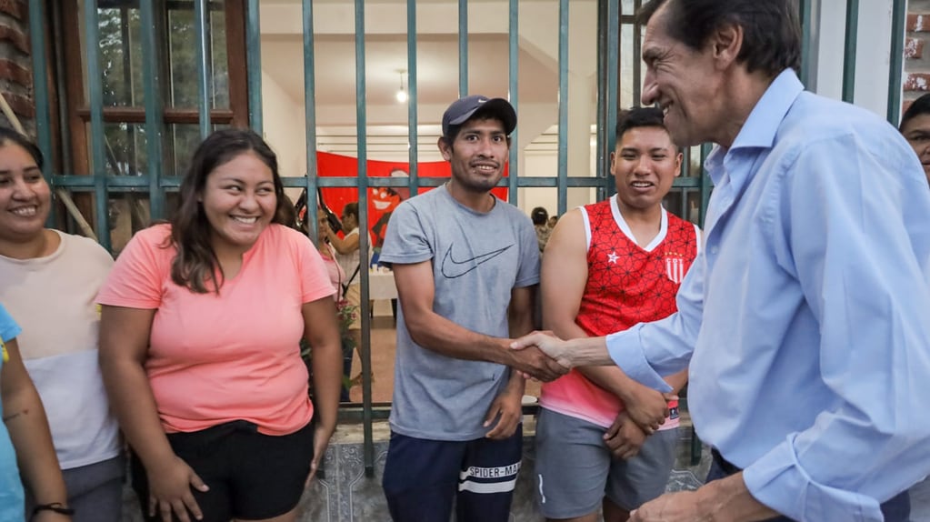 A su llegada a la localidad El Piquete, el candidato a gobernador Carlos Sadir fue saludado por jóvenes militantes del frente Cambia Jujuy.