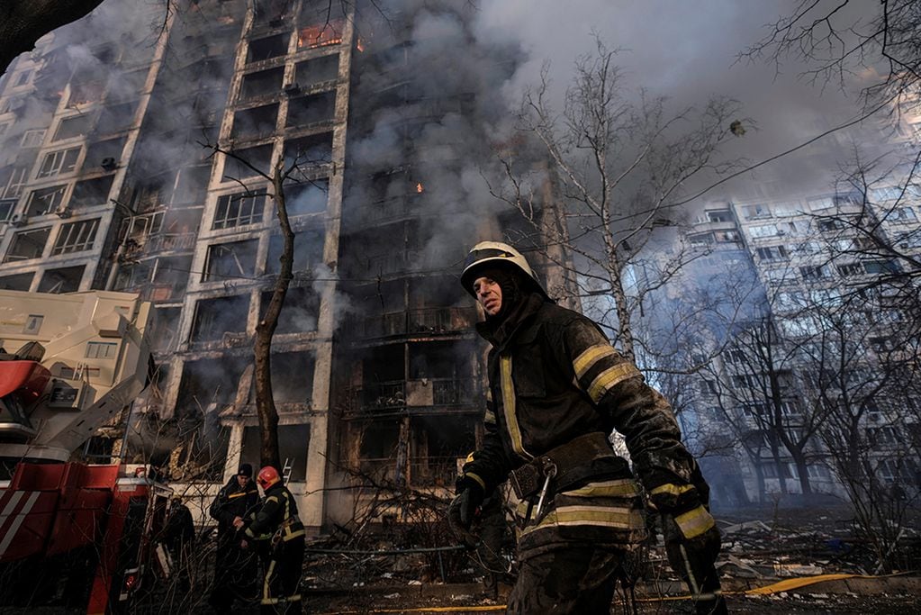 Los bomberos trabajan fuera de un edificio de apartamentos destruido después de un atentado con bomba en una zona residencial en Kiev, Ucrania. (AP)