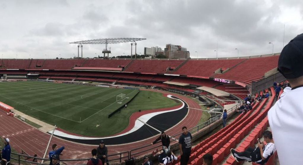 Los hinchas de Talleres ya están alentando en el estadio Morumbí de San Pablo.