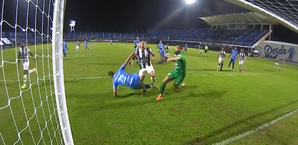 Penal: la falta que recibió Gianluca Ferrari dentro del área tras una salida de córner y que Ojeda cambió por gol a favor de Godoy Cruz.