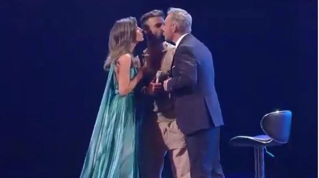 El beso de Ricky Martin al presentador de Viña del Mar