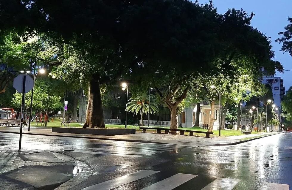 La Plaza Doctor Maiztegui amaneció mojada por el chaparrón de la madrugada. (@radio2rosario)