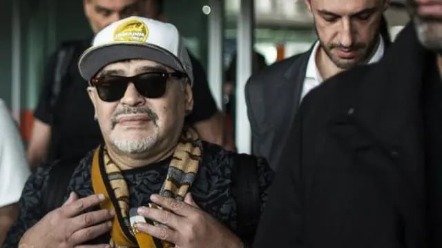 Diego Maradona despedido por las estrellas