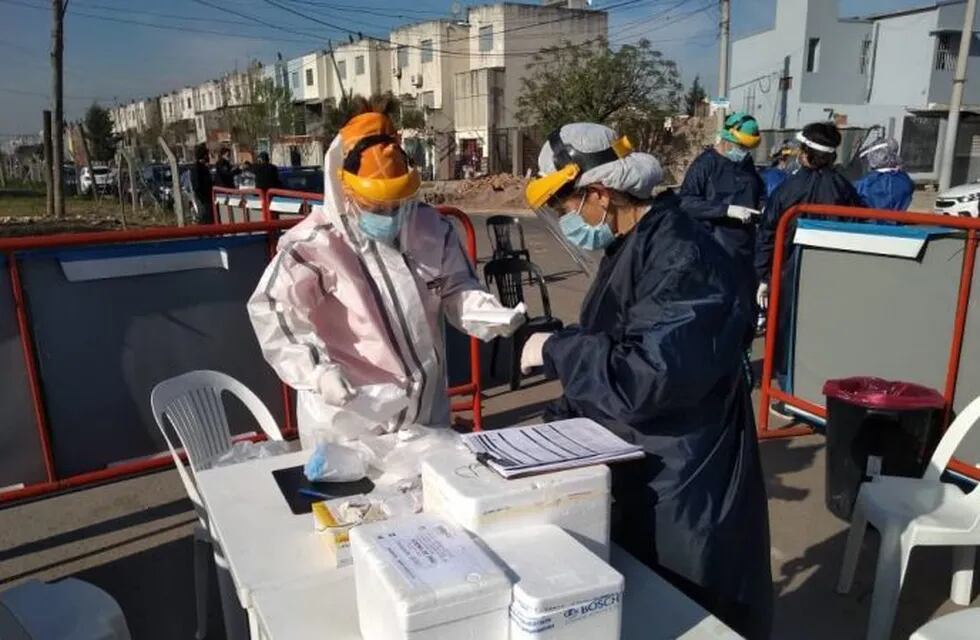La Municipalidad de Rosario y el Ministerio de Salud implementaron el plan Detectar en busca de casos sospechosos de coronavirus en el barrio Polledo. (@saludrosario)