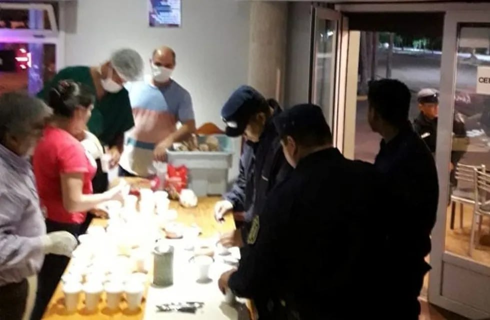 Comerciantes brindan desayuno a policías, bomberos y personal de salud en General Güemes (Facebook Don Juan Restó)